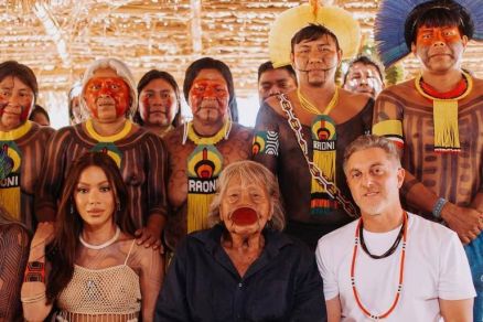 A cantora Anitta, cacique Raoni Metuktire e o apresentador Luciano Huck em Xangu durante visita em agosto de 2025