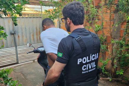 Agente da Polcia Civil durante cumprimento de mandado de priso 