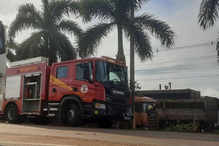Corpo de Bombeiros trabalhou para desencarcerar corpo em acidente entre carro e carreta 