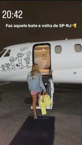 Virginia entrando no avio para o aniversrio de Netinho - Veja mais em https://www.uol.com.br/splash/noticias/2025/12/06/virginia-faz-bate-volta-de-aviao-para-aniversario-do-irmao-de-vini-jr.htm?cmpid=copiaecola