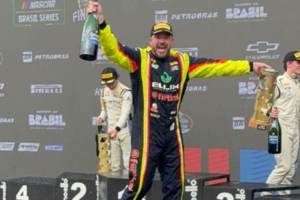 O piloto Jorge Martelli comemorando a medalha de ouro