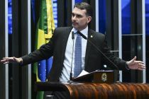 Fl�vio Bolsonaro busca ex-ministros, Mar�al e pol�ticos com tr�nsito no mercado