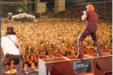 Axl Rose e Slash em show realizado na Arena Pantanal 
