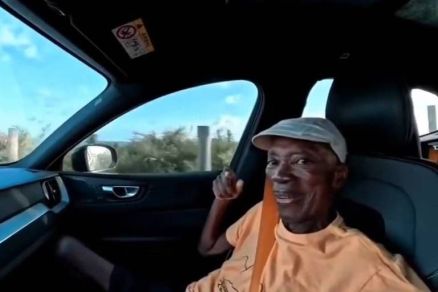 Milton Nascimento em passeio com Augusto Kesrouani Nascimento