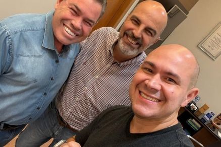 O prefeito Abilio Brunini, que apresentou o novo reforo, professor Silvio Fidelis, em sua rede social