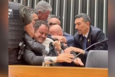 Imagem mostra momento em que Glauber Braga  retirado  fora aps ocupar a Mesa Diretora da Cmara