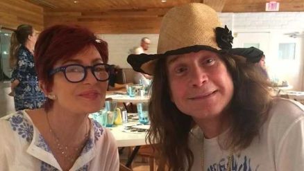 Sharon Osbourne posa ao lado do marido, Ozzy Osbourne