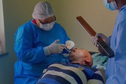 Equipe da FAIPE durante atendimento odontolgico