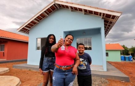 Sandra de Jesus, uma das beneficiadas pela entrega de casas realizada pelo programa SER Famlia Habitao, no municpio de Paranaita