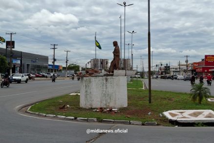 ndio Pescador  um monumento que fica na Avenida Fernando Correa da Costa 
