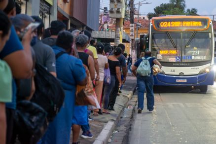 Passageiros precisam esperar por at� uma hora na fila para pegar �nibus intermunicipais de VG, que v�m lotados 
