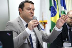 Juiz v� falta de provas e livra prefeito de a��o por compra de votos 