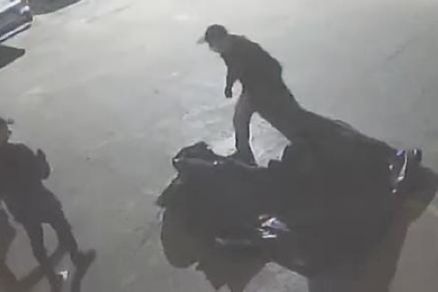 Imagem mostra moemento em que criminoso arruma lona usado no furto