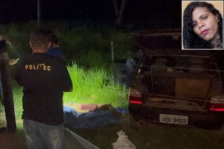 Ve�culo Fiat Uno preto no local onde foi encontrado, na zona rural de C�ceres. O corpo da v�tima estava no interior do carro