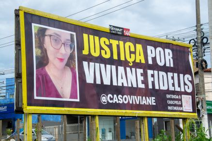 Outdoor pedindo justi�a por Viviane Fidelis, na Av. Joao Eug�nio Gon�alves Pinheiro