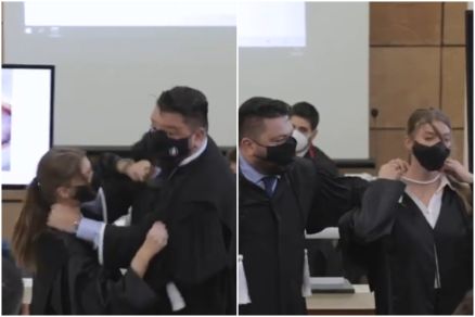 O advogado Cl�udio Dalledone, no Tribunal do J�ri no Paran�, encenando agress�es � Tatiane Spitzner, v�tima de feminic�dio em 2018