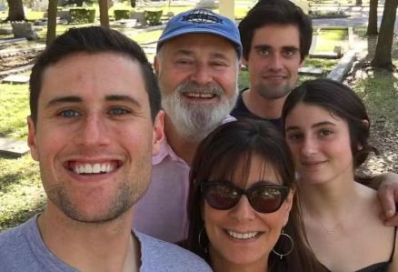Rob Reiner e Michele Reiner com os filhos, com Nick Reiner ao fundo 