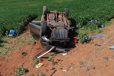 Caminhonete capotou ap�s colidir contra carreta estacionada; tr�s pessoas morreram 