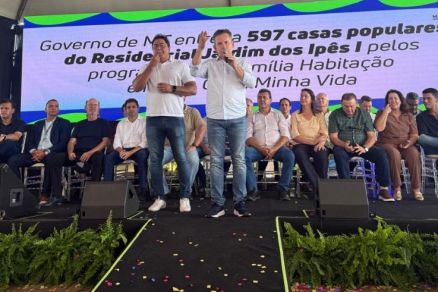 Governador Mauro Mendes durante entrega de casas populares 