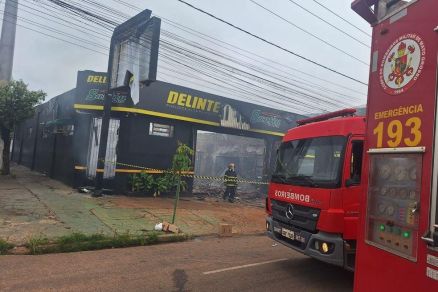 Corpo de Bombeiros durante atua��o combate �s chamas