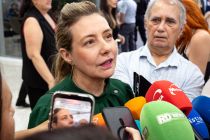 Fl�via diz que vereador tenta cass�-la por n�o ceder � press�o