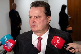 Max paga RGA e reajusta sal�rio de servidores; veja os valores