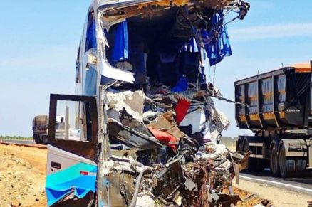 O �nibus que se envolveu em acidente que matou 11 pessoas teve a parte frontal destru�do 