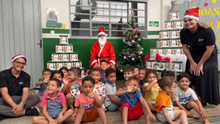 Os colaboradores da Abitte Urbanismo promoveram um Natal ainda mais feliz para centenas de crian�as da Escola Professora Hilda Caetano e da Creche Elzira Cavalcante