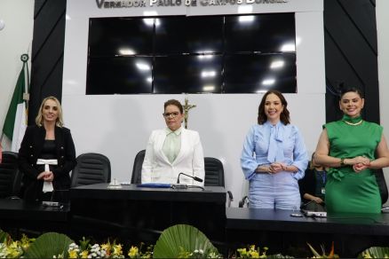 A Mesa Diretora da C�mara de Cuiab�, composta por Katiuscia Manteli, Paula Calil, Maysa Le�o, Michelly Alencar e Doutora Mara (n�o aperece)