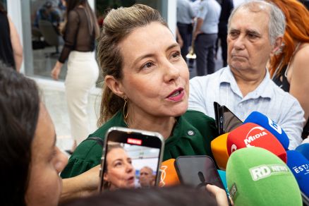 A prefeita Fl�via Moretti, que conferiu o in�cio da opera��o da nova empresa