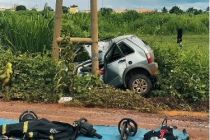 Mulher perde o controle do ve�culo, colide em poste e morre  