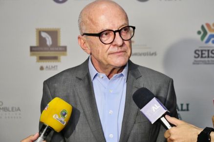 O governador em exerc�cio Otaviano Pivetta, que fez an�ncio � imprensa