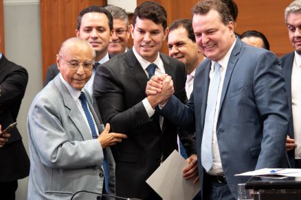 O presidente da Assembleia Legislativa, Max Russi, ao lado do novo conselheiro do TCE, Alisson de Alencar