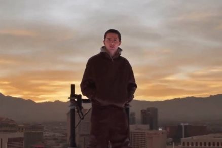 Timoth�e Chalamet est� levando sua campanha promocional para o filme Marty Supreme ao extremo