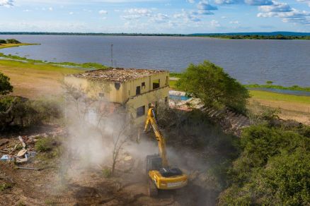 Mans�o demolida na ba�a de Si� Mariana, em Bar�o, em �rea de preserva��o permanente do Pantanal 
