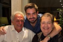 Faust�o surge sorridente em clique raro de Natal em fam�lia