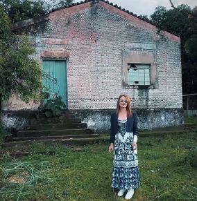 A primeira-dama Virginia Mendes, em frente a casa que morou no Rio da Casca