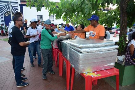 Ceia de Natal promovida pela Setasc distribuiu 300 marmitas, acompanhadas de frutas e sucos, garantindo uma refei��o completa