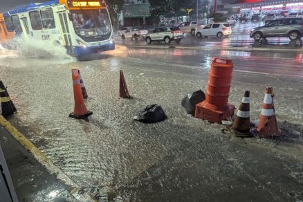 Bueiros com cone e sacos de lixo pr�ximo � Esta��o Alencastro