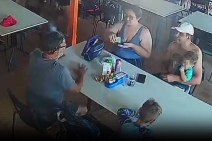 Imagem mostra fam�lia em restaurante antes de naufr�gio no Manso