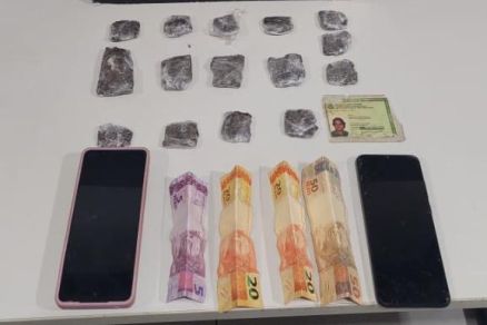 Drogas e dinheiro apreendidos 