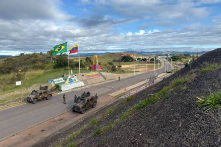 Militares brasileiros posicionam-se na fronteira do Brasil com a Venezuela em Pacaraima (RR)