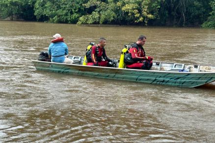 O Corpo de Bombeiros usou seus mergulhadores para procurar a v�tima