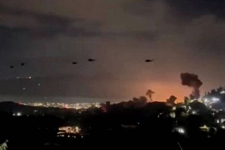 Helic�pteros com for�as especiais americanas voam sobre Caracas durante o ataque americano