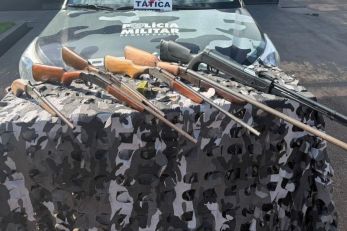 PM persegue suspeitos em mata e encontra armamento escondido