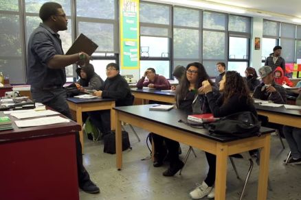 Aula ministrada por professor negro, e alunos de diversidade racial
