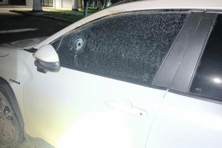 O carro da mulher, um Toyota Corolla Cross, estava com uma perfura��o no vidro dianteiro, do lado do motorista