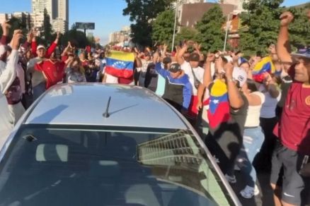 Venezuelanos no Chile comemoraram a queda do presidente Nicol�s Maduro