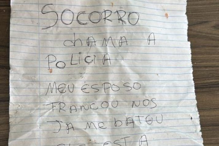 PM encontra bilhete e resgata mulher mantida em c�rcere privado