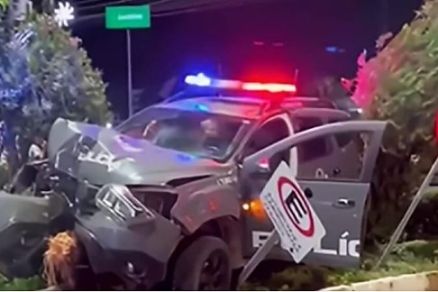 Viatura da Pol�cia Militar ficou destru�da ap�s ser atingida por carro de passeio 